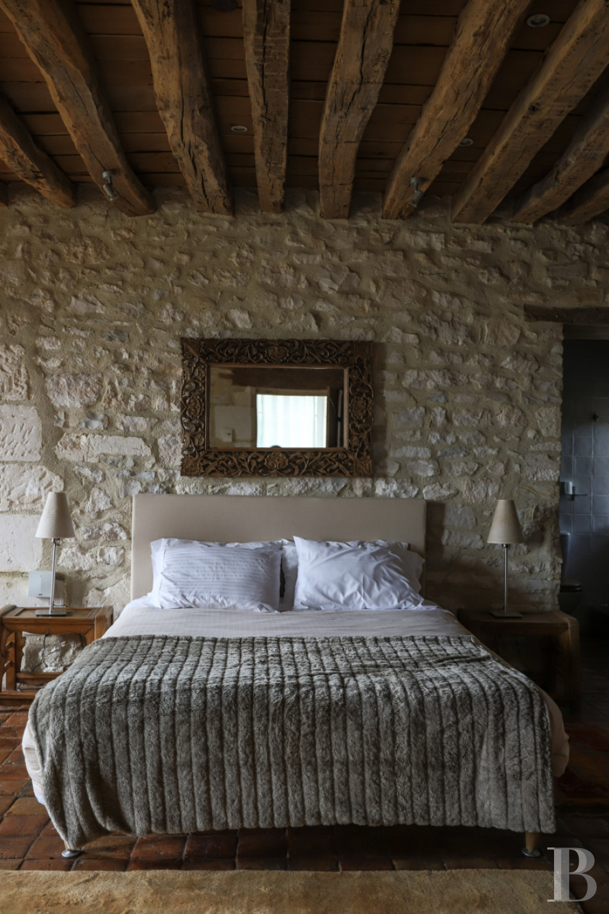 En Bourgogne, non loin de Vézelay, un château en bord de falaise surplombant l’Yonne - photo  n°28